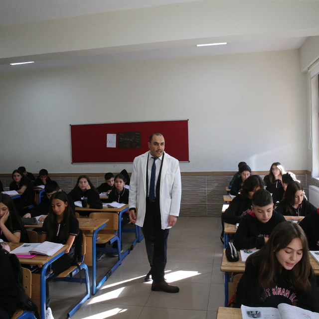 Görme engelli öğretmen, çocukluk hayali mesleğini başarıyla sürdürüyor