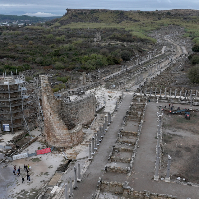 Perge'deki Antik Kestros çeşmesinden 1800 yıl sonra su akmaya başladı