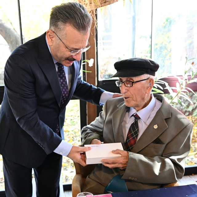 Eskişehir Valisi Aksoy, en yaşlı ve en genç öğretmenlerle buluştu