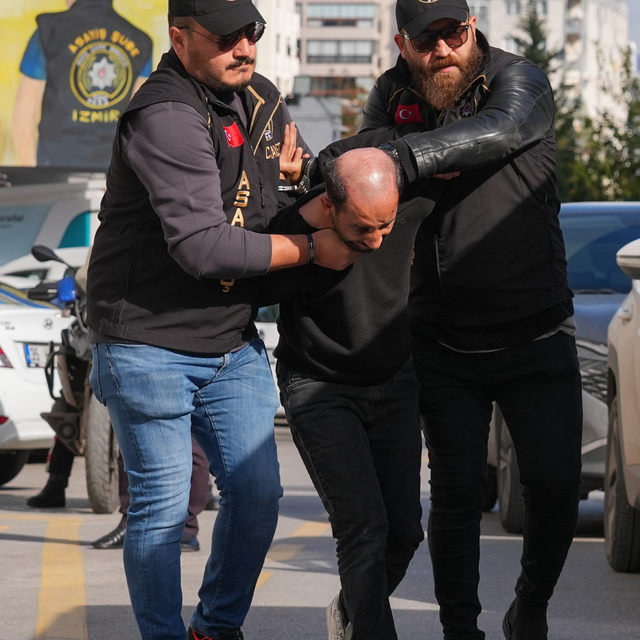 İzmir'de polis ekibine silahlı saldırıya ilişkin 6 şüpheli adliyede