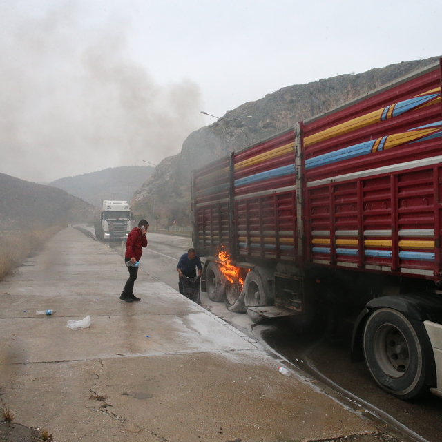 Tokat'ta seyir halindeyken lastiği alev alan tırın dorsesinde hasar oluştu