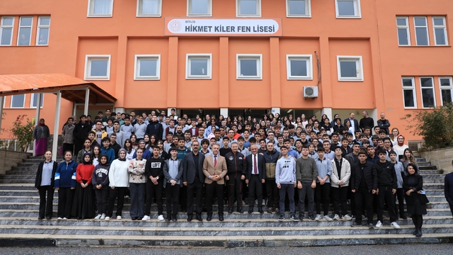 Türkiye'nin ilk astronotu Gezeravcı, Bitlis'te öğrencilerle buluştu