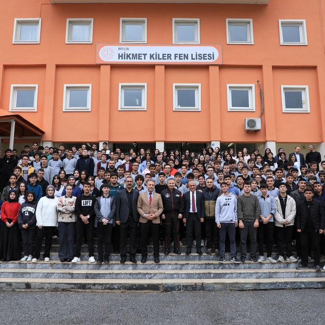 Türkiye'nin ilk astronotu Gezeravcı, Bitlis'te öğrencilerle buluştu