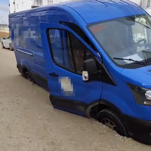 Minibüs, çöken yolda oluşan çukura düştü