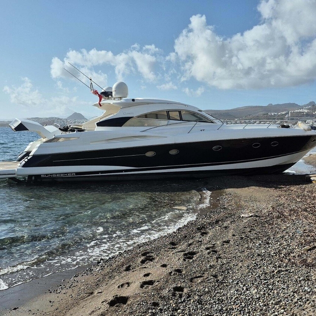 Bodrum'da fırtına nedeniyle motor yat karaya oturdu