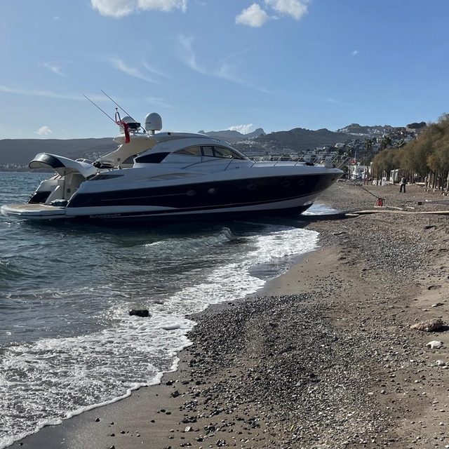 Bodrum'da açıkta demirli yat rüzgar nedeniyle karaya sürüklendi