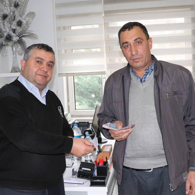 Samsun'da bir kişinin yolda bulduğu para sahibine teslim edildi