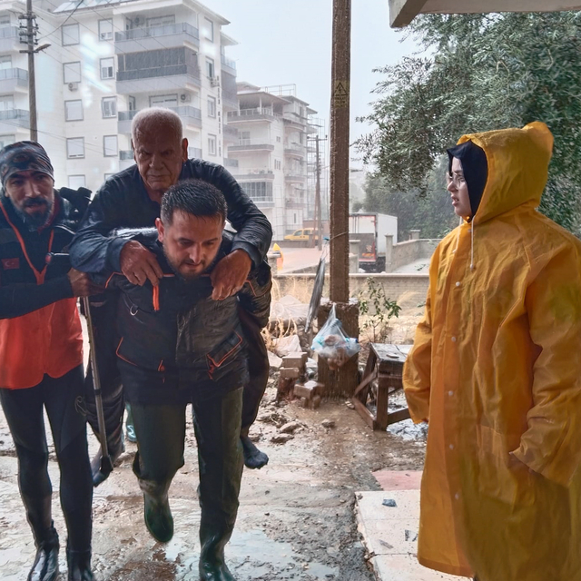 'Turuncu' kod uyarısı yapılan Antalya'da sağanak yaşamı olumsuz etkiledi (3...