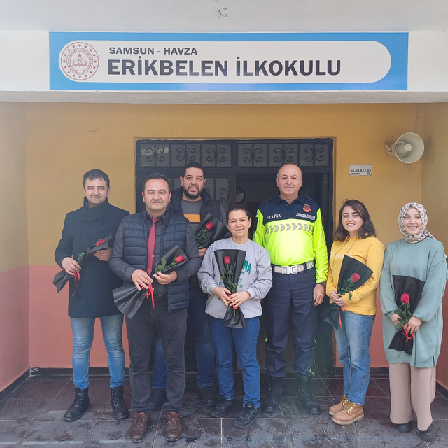 Havza'da jandarmadan öğretmenlere çiçek