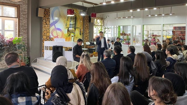 Çankırı'da öğrenciler Öğretmenler Günü dolayısıyla öğretmenlerinin portrelerini çizdi