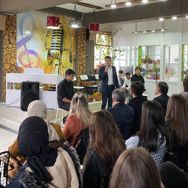 Çankırı'da öğrenciler Öğretmenler Günü dolayısıyla öğretmenlerinin portrele...