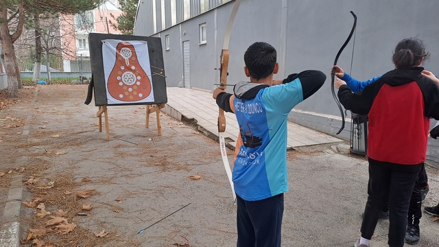 Amasya'da öğrencilere geleneksel Türk okçuluğu ve olimpik okçuluk tanıtıldı