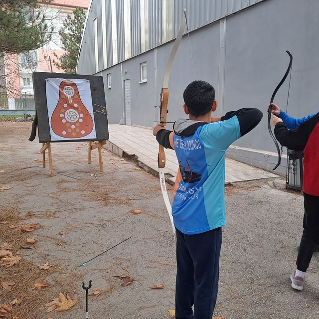 Amasya'da öğrencilere geleneksel Türk okçuluğu ve olimpik okçuluk tanıtıldı
