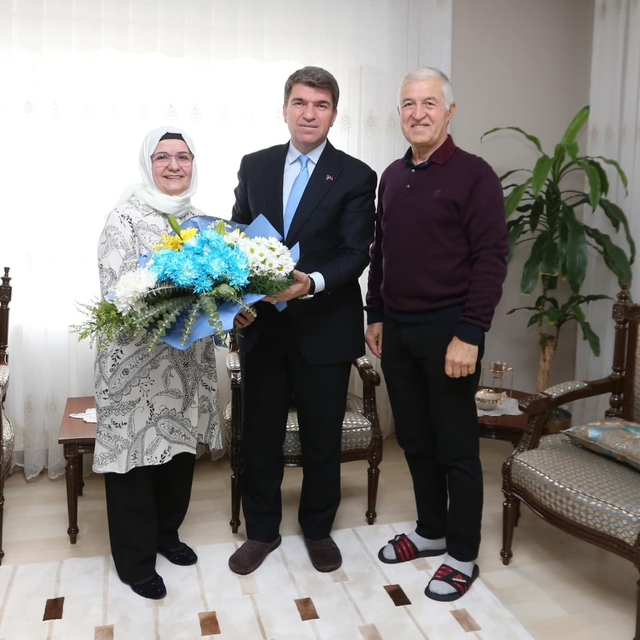 Amasya Valisi Bakan, emekli öğretmenleri ziyaret etti