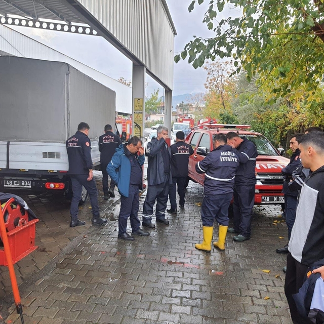 Muğla'da yaşanan su baskınlarına Büyükşehir ekipleri müdahale etti