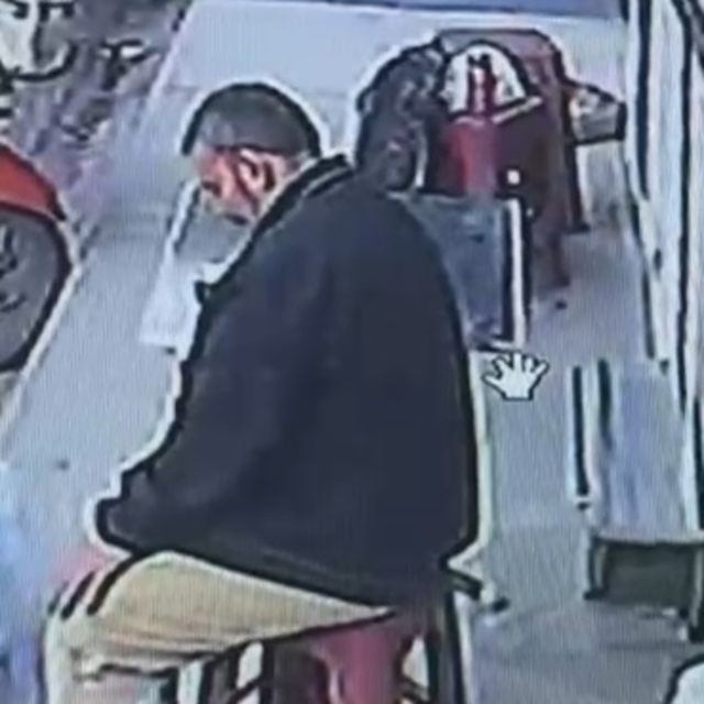 Taburenin üzerine bıraktığı dürümü kedi götürdü