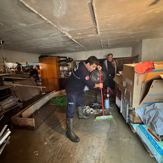 GÜNCELLEME 2- Antalya'nın bazı ilçelerinde sağanak etkili oluyor