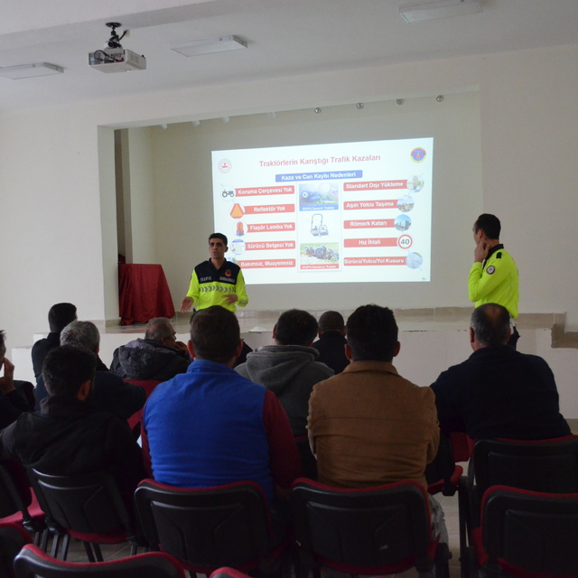Şabanözü'nde traktör sürücülerine eğitim verildi