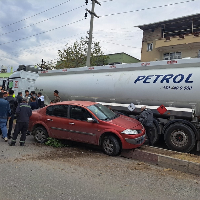 Dörtyol'da tır seyir halindeki otomobile çarptı