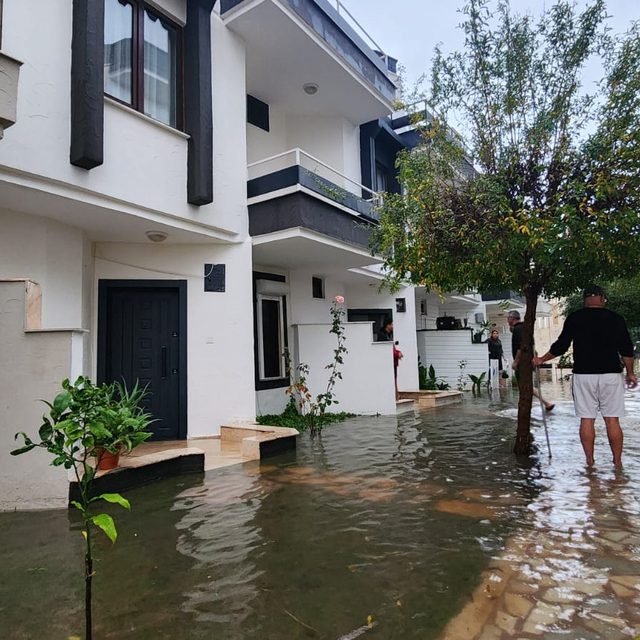 'Turuncu' kod uyarısı yapılan Antalya'da sağanak yaşamı olumsuz etkiledi (4...