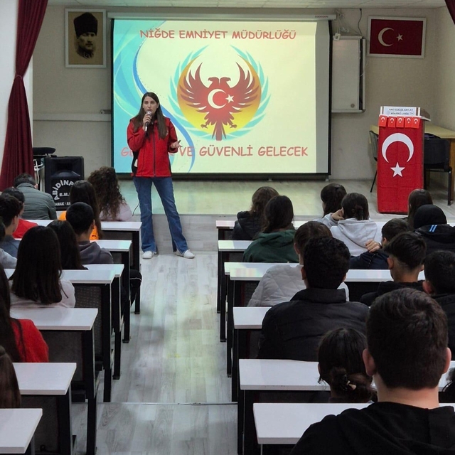 Niğde'de "Gençlik ve Güvenli Gelecek Projesi" kapsamında öğrenciler bilgile...