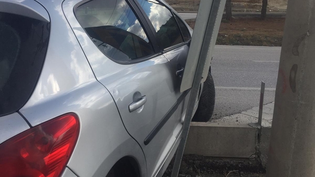 Burdur'da hafif ticari araç ve otomobilin çarpıştığı kazada 2 kişi yaralandı