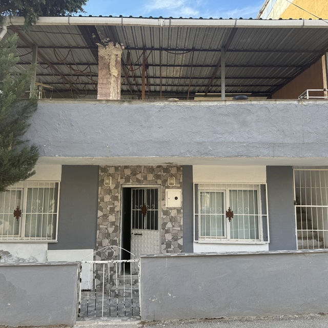 İzmir'de duvarını kısmen yıktıkları yan daireden hırsızlık yapan 2 şüpheli...