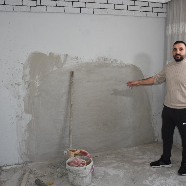 Bitişikteki komşusunun duvarını balyozla kırıp eşyalarını çaldı, duvarı yen...