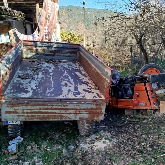 Karabük'te devrilen traktörün sürücüsü yaralandı