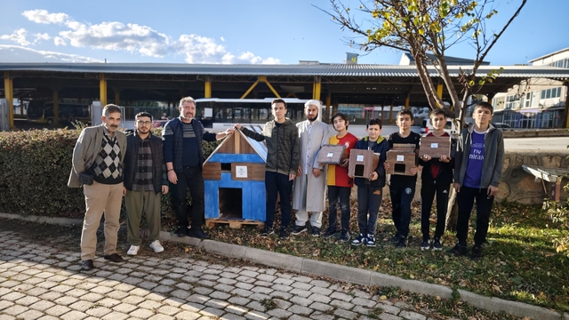 İnegöl'de gençler yaptıkları ahşap kuş evlerini ağaçlara astı