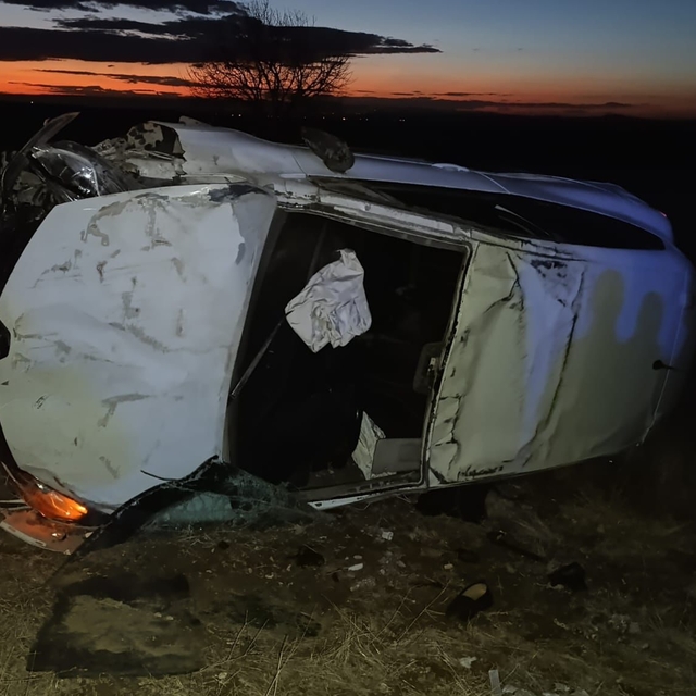 Konya'da şarampole devrilen otomobildeki 4 kişi yaralandı