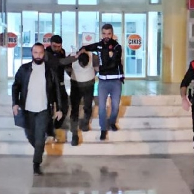 Yalnız yaşayan kadın, boğazından bıçaklanarak öldürüldü (2)