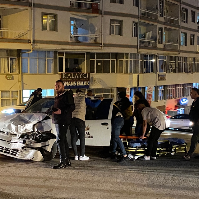Çubuk'ta minibüs ile otomobilin çarpıştığı kazada 1 kişi yaralandı