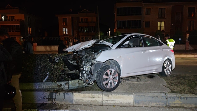 Bursa'da iki otomobilin çarpıştığı kazada 4 kişi yaralandı