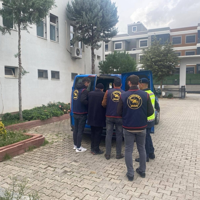 İzmir'de kendilerini kamu görevlisi olarak tanıtıp, dolandırıcılık yapan ya...