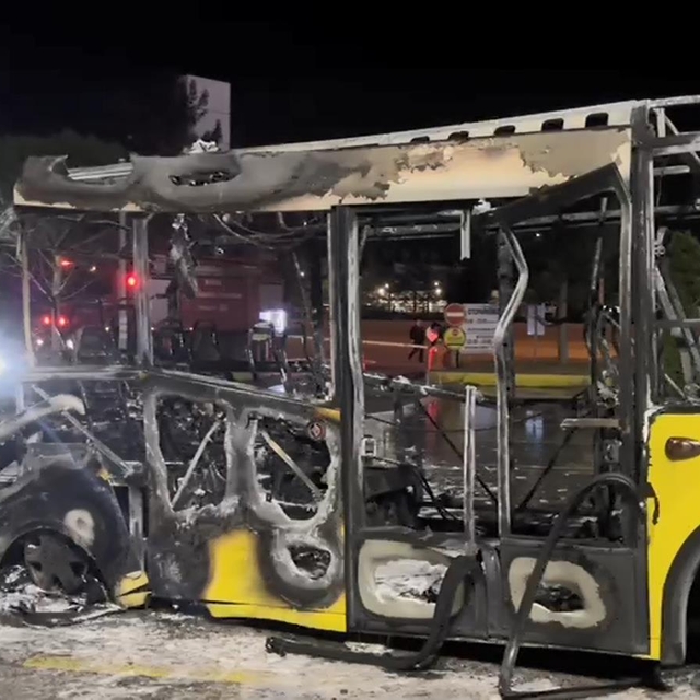 Park halindeki belediye minibüsü alev alıp, demir yığınına döndü