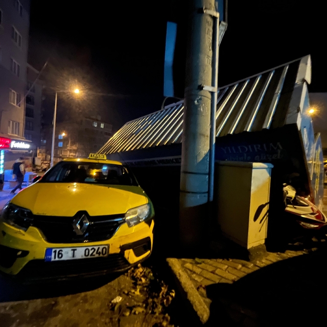 Bursa'da lodos etkili oldu; otobüs durağı yerinden söküldü, sokaktaki atık...