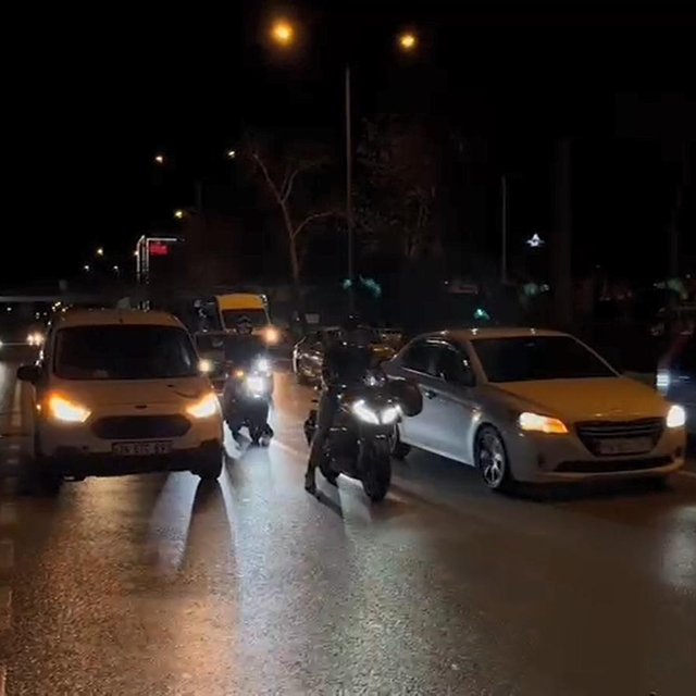 Bursa'da lodos etkili oldu; otobüs durağı yerinden söküldü, sokaktaki atık...