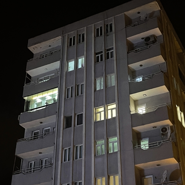 Bursa'da kuvvetli fırtına otobüs durağı ve atık toplama kabinini devirdi