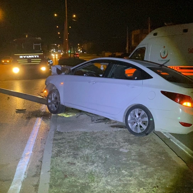 Ehliyetsiz sürücünün kullandığı otomobil, önündeki araca çarptı; 4 yaralı