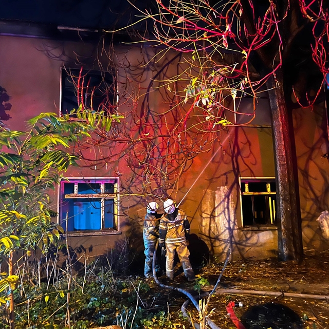 Bayındır'da metruk binada çıkan yangın söndürüldü