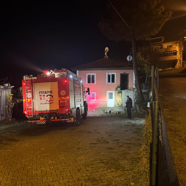 Yangına uykusunda yakalanan kadın dumandan etkilendi