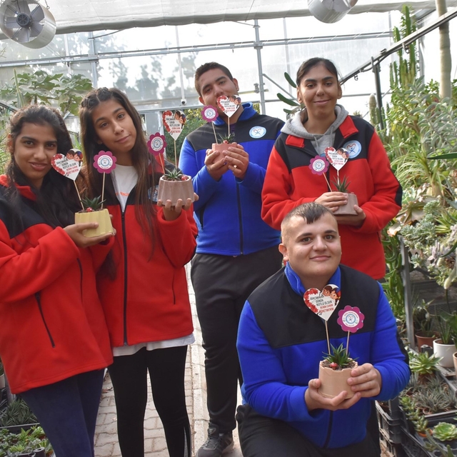 Öğretmenler için özel gençlerden özel çiçekler