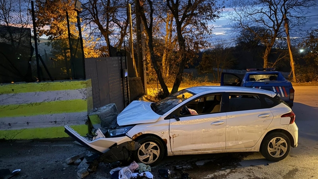 Kocaeli'de beton dubaya çarpan otomobilin sürücüsü yaralandı.