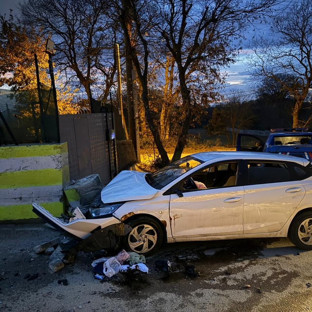 Kocaeli'de beton dubaya çarpan otomobilin sürücüsü yaralandı.