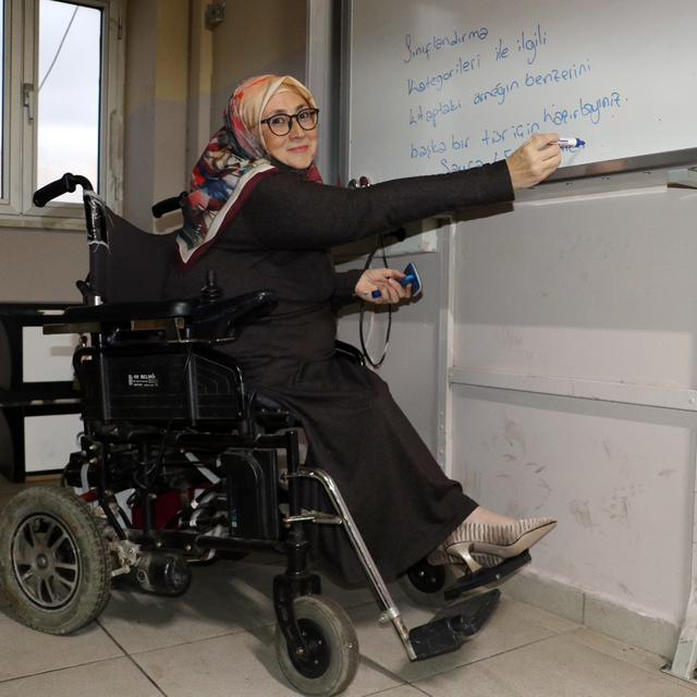 Annesinin kolu kırıkken okula taşıdığı Zeynep öğretmen, öğrencilere umut ol...