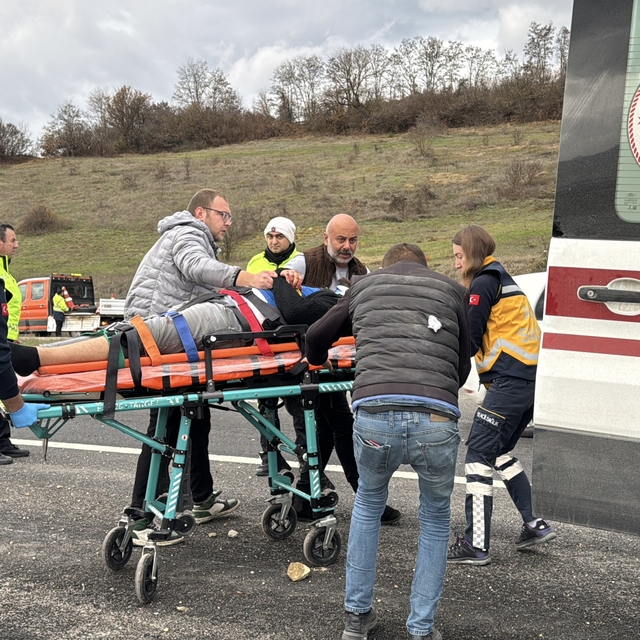 Bolu'da devrilen otomobilin sürücüsü yaralandı
