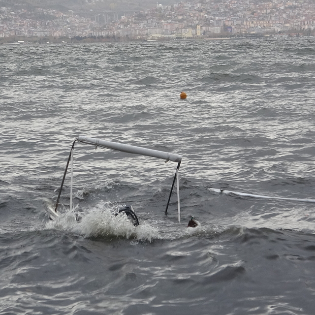 Kocaeli'de sağanak ve fırtına nedeniyle tekneler battı