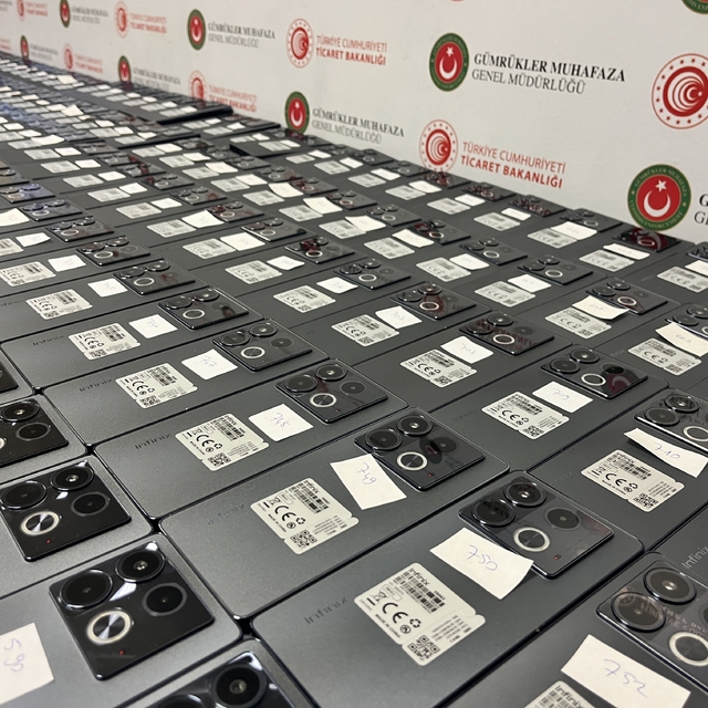 Kapıkule'de lüks otomobilde 800 cep telefonu ele geçirildi