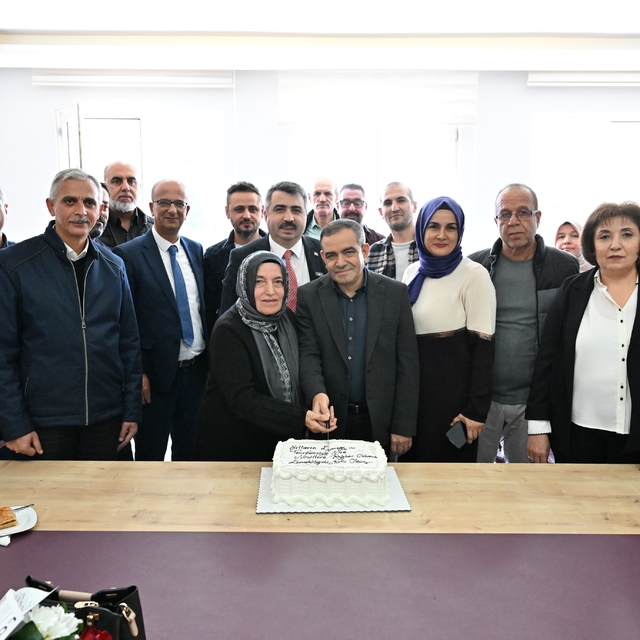 Bursa'da 42 yıllık eğitimci alkışlarla emekliliğe uğurlandı